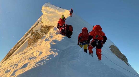 Bahrain prince climbs Mt Manaslu