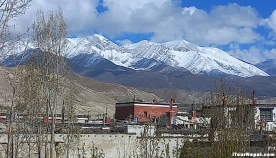 Lomanthang with Saribung peak in the backdrop.